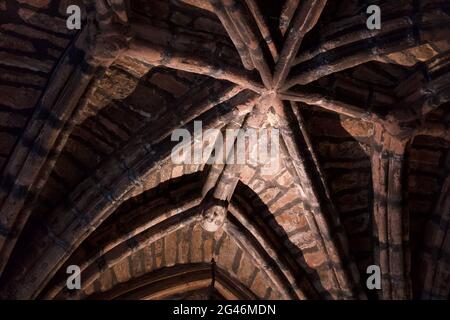 10. Juni 2021 - Chester UK: Innenraum der Chester Cathedral mit gewölbter Decke Stockfoto