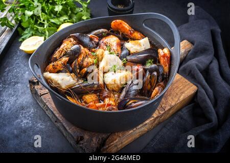 Traditionelle französische Bouillabaisse mit Meeresfrüchten und Fisch Stockfoto
