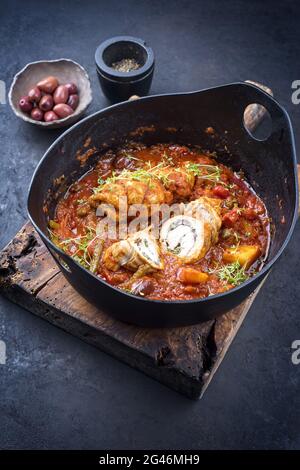 Moderne traditionelle langsam gekochte italienische Kalbsrouladen Saltimbocca mit Gemüse und Oliven in würziger Soße als close-U Stockfoto