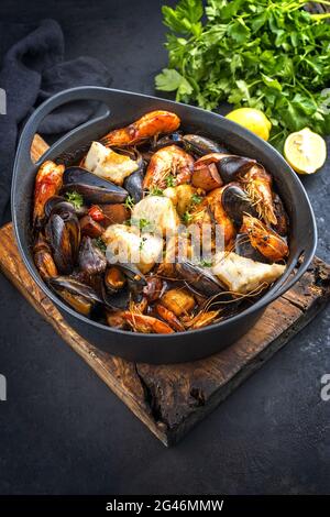 Traditionelle französische Bouillabaisse mit Meeresfrüchten und Fisch Stockfoto