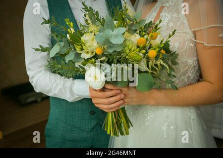 Hochzeitsstrauß. Der wichtigste Blumenstrauß bei der Hochzeit ist der Brautstrauß. Stockfoto