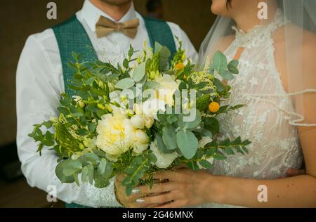 Hochzeitsstrauß. Der wichtigste Blumenstrauß bei der Hochzeit ist der Brautstrauß. Stockfoto