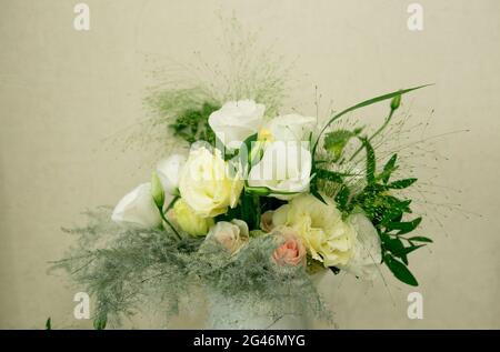 Hochzeitsstrauß. Der wichtigste Blumenstrauß bei der Hochzeit ist der Brautstrauß. Stockfoto