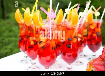 Ein wunderschön präsentites Begrüßungsgetränk - ein Glas Prosecco oder Champagner mit Obst im Inneren. Serviert als Willkommensdrink bei einer Party, Veranstaltung, Hochzeit recep Stockfoto
