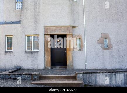 Fronteingang im Hill House, entworfen von Charles Rennie Mackintosh für den Blackie-Familienverlag Glasgow im Jahr 1904. Helensburgh, Argyll, Schottland. Stockfoto