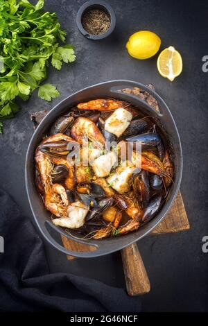 Traditionelle französische Bouillabaisse mit Meeresfrüchten und Fisch Stockfoto