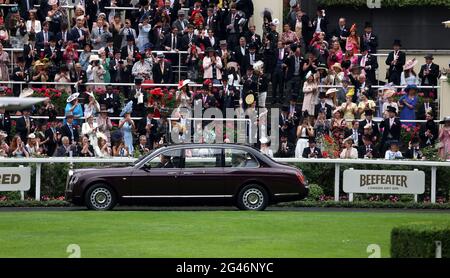 Rennfahrer applaudieren, als Königin Elizabeth II. Während des fünften Tages von Royal Ascot auf der Rennbahn Ascot in der State Bentley Limousine eintrifft. Bilddatum: Samstag, 19. Juni 2021. Stockfoto