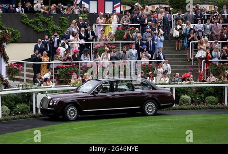 Rennfahrer applaudieren, als Königin Elizabeth II. Während des fünften Tages von Royal Ascot auf der Rennbahn Ascot in der State Bentley Limousine eintrifft. Bilddatum: Samstag, 19. Juni 2021. Stockfoto