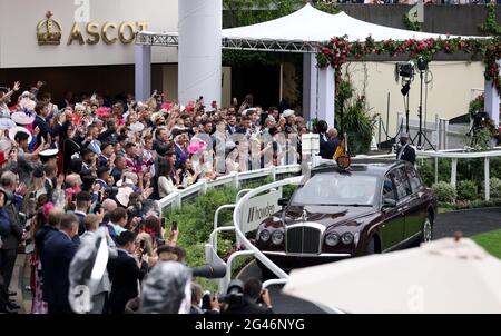 Rennfahrer applaudieren, als Königin Elizabeth II. Während des fünften Tages von Royal Ascot auf der Rennbahn Ascot in der State Bentley Limousine eintrifft. Bilddatum: Samstag, 19. Juni 2021. Stockfoto