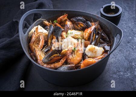 Traditionelle französische Bouillabaisse mit Meeresfrüchten und Fisch Stockfoto