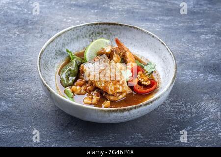 Moderne traditionelle mexikanische Meeresfrüchte-Pozole-Suppe mit Fisch Stockfoto