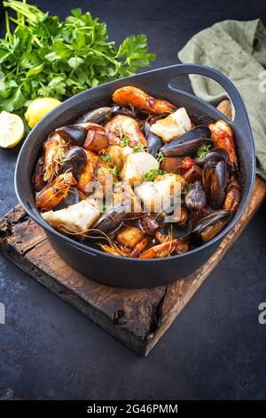 Traditionelle französische Bouillabaisse mit Meeresfrüchten und Fisch Stockfoto