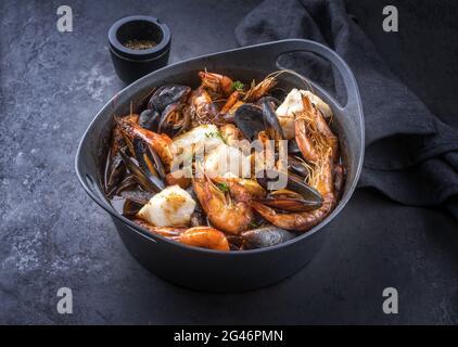 Traditionelle französische Bouillabaisse mit Meeresfrüchten und Fisch Stockfoto