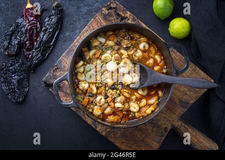 Traditionelle, langsam gekochte mexikanische Pozole rojo-Suppe mit gemahlenem Hackfleisch Stockfoto