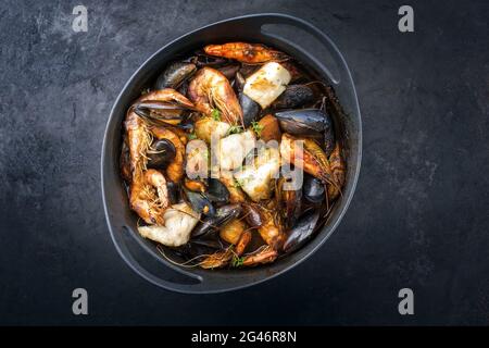 Traditionelle französische Bouillabaisse mit Meeresfrüchten und Fisch Stockfoto