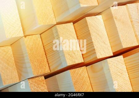 Dies sind die Enden der gehobelten Holzstäbe im Sägewerk oder in der Schreinerei. Industrieller Hintergrund Stockfoto