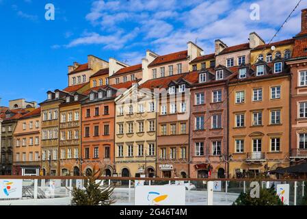 Warschau/Polen - 27. Februar 2019: Marktplatz der Altstadt mit Weihnachtsschmuck am Ende des Winters Stockfoto