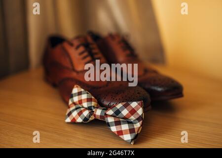 Fliege und braune Schuhe Stockfoto