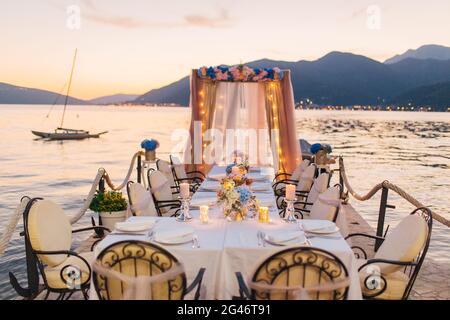 Hochzeitstafel am Ufer Stockfoto