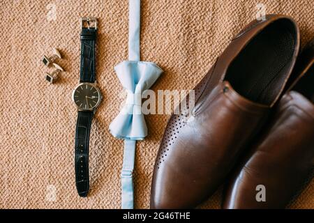 Fliege und braune Schuhe Stockfoto