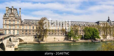 Schöne historische Gebäude von Paris und eine der ältesten Brücken (Pont Royal) über die seine. Frankreich. April 2019 Stockfoto