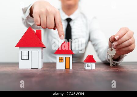 Aktualisieren Sie Ihr Haus Vertreten Durch Lady In Outfit, Business Woman Präsentiert Pläne Für Home Change, Verschiedene Apartment Plan Größen Stockfoto
