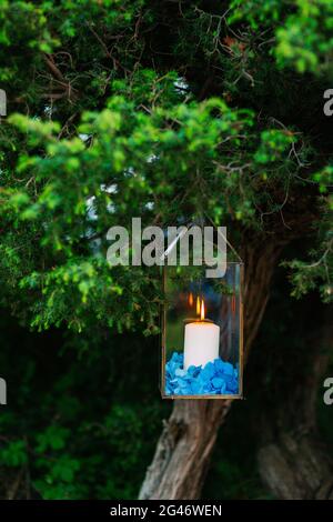 Kerzen im Glaslampen. Hochzeitsdekorationen. Hochzeit in Monteneg Stockfoto