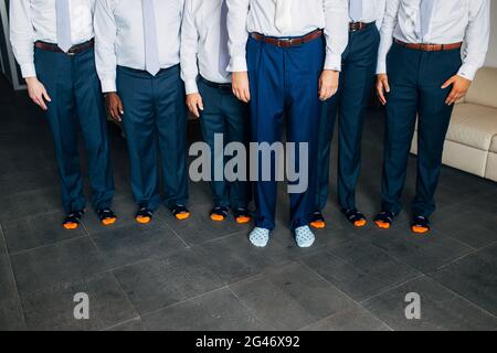 Männliche Füße Nahaufnahme. Füße Bräutigam bei einer Hochzeit Stockfoto