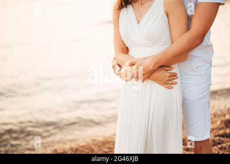 Braut und Bräutigam Hand in Hand. Stockfoto