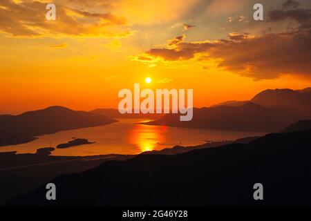 Sonnenuntergang in Montenegro über die Berge und das Meer Stockfoto