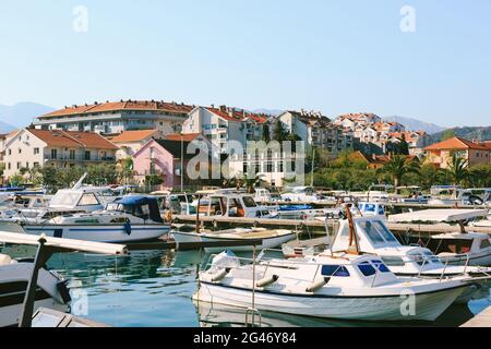 Bootssteg in Tivat, Montenegro. Kleine Angel- und Vergnügungsboote sind in der Marina vertäut. Stockfoto