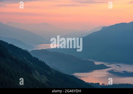 Ein Nebel am frühen Morgen blockiert den Sonnenaufgang über Loch Lomond in den schottischen Highlands Stockfoto