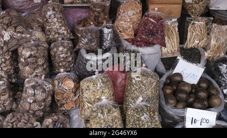 Gewürze Kräuter getrocknete Lebensmittel Rohstoffe Chinatown Market Area Bangkok Thailand Stockfoto