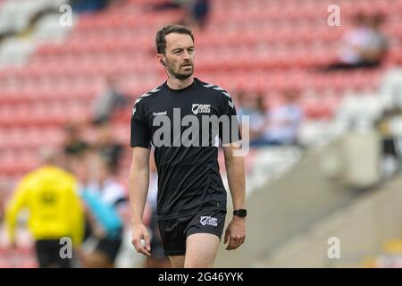 Leigh, Großbritannien. Juni 2021. Schiedsrichter James Child in Aktion in Leigh, Vereinigtes Königreich am 6/19/2021. (Foto von Simon Whitehead/ SW Foto/News Images/Sipa USA) Quelle: SIPA USA/Alamy Live News Stockfoto