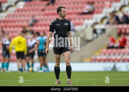 Leigh, Großbritannien. Juni 2021. Schiedsrichter James Child in Aktion in Leigh, Vereinigtes Königreich am 6/19/2021. (Foto von Simon Whitehead/ SW Foto/News Images/Sipa USA) Quelle: SIPA USA/Alamy Live News Stockfoto