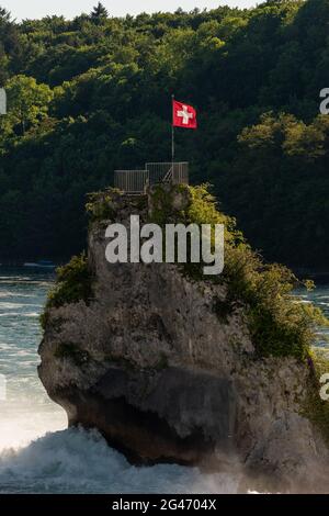 Schweizer Flagge auf einem Felsen mitten am rhein fällt bei Schaffhausen in der Schweiz 28.5.2021 Stockfoto