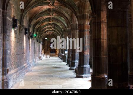 10. Juni 2021 - Chester, Großbritannien: Kreuzgänge in der Chester Cathedral Stockfoto