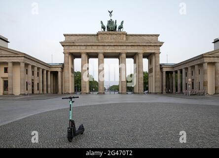 Brandenburger Tor mit geparktem E-Scooter am frühen Morgen auf dem Pariser Platz, Berlin, Deutschland Stockfoto