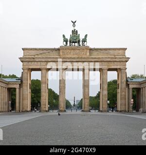 Brandenburger Tor mit leerem Pariser Platz in der frühen Morgenstunden, Berlin, Deutschland, Europa Stockfoto