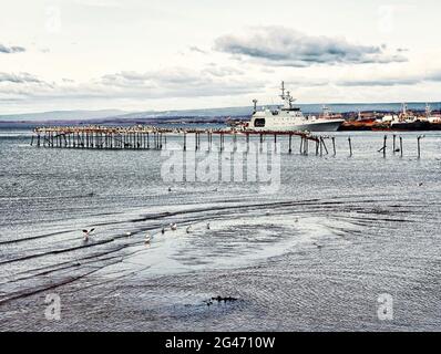 Blick auf den Hafen und den Hafen mit am Pier stehendem Großschiff in Punta Arenas, Chile Stockfoto