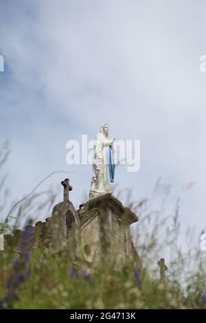 Statue von Notre Dame du Rocher auf der Oberseite der Kapelle, erbaut im Jahr 1876 auf der ehemaligen mittelalterlichen Burg Meyrueis, in einer spektakulären Umgebung, Gorges of the Tarn und Jonte, und die Grands Causses, Cevennes Nationalpark, Ozitania, bald als Grand Site von Frankreich Stockfoto