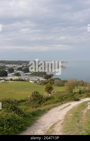 Blick über Whitecliff Bay vom öffentlichen Fußweg in der Nähe von Culver Down, Isle of Wight, England. Ferienhäuser in der Ferne. Stockfoto