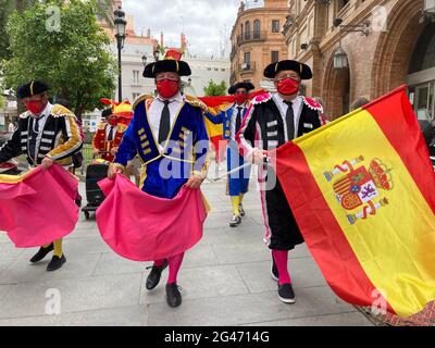 Sevilla, Spanien. Juni 2021. Spanische Fans gehen als Stierkämpfer durch die Straßen Sevillas, um sich auf das Spiel der Gruppe E zwischen Spanien und Polen einzustimmen. Quelle: Jens Marx/dpa/Alamy Live News Stockfoto