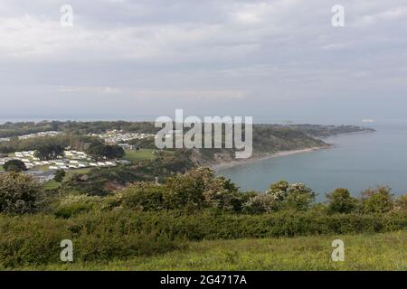 Blick über Whitecliff Bay vom öffentlichen Fußweg in der Nähe von Culver Down, Isle of Wight, England. Ferienhäuser in der Ferne. Stockfoto