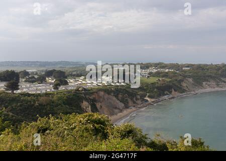 Blick über Whitecliff Bay vom öffentlichen Fußweg in der Nähe von Culver Down, Isle of Wight, England. Ferienhäuser in der Ferne. Stockfoto