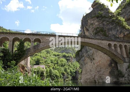 St Chely du Tarn Brücke. Die Schluchten des Tarn und des Jonte und die Grands Causses, die Top-Stätte von Okzitanien, werden bald zur Grand Site von Frankreich erklärt. Das Dorf St Chely du tarn liegt oberhalb des Flusses in einer spektakulären Lage Stockfoto