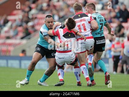 Mahe Fonua (links) von Hull FC kämpft während des Matches der Betfred Super League im Leigh Sports Village, Leigh, gegen den von Leigh Centurions' Joe Mellor. Bilddatum: Samstag, 19. Juni 2021. Stockfoto