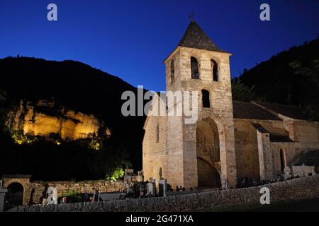 Kirche, Teil eines ehemaligen Klosters, das nachts beleuchtet wurde, im spektakulären abgelegenen Dorf St. Chely du Tarn, Lozere, Frankreich. Die Schluchten des Tarn und des Jonte und die Grands Causses gehören zu den besten Standorten Okzitaniens, die bald zur Grand Site von Frankreich gehören werden Stockfoto