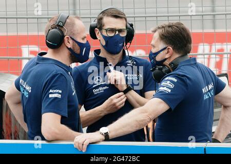 (L bis R): Adam Carter (GBR) Williams Racing Chief Engineer bei FX Demaison (FRA) Williams Racing Technical Director und Jost Capito (GER) Williams Racing Chief Executive Officer. Großer Preis von Frankreich, Samstag, 19. Juni 2021. Paul Ricard, Frankreich. Stockfoto