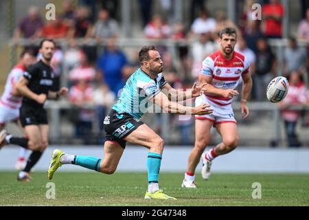 Leigh, Großbritannien. Juni 2021. Josh Reynolds (6) von Hull FC übergibt den Ball in Leigh, Großbritannien am 6/19/2021. (Foto von Craig Thomas/News Images/Sipa USA) Quelle: SIPA USA/Alamy Live News Stockfoto